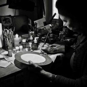 Nicole Dana, peintre sur porcelaine