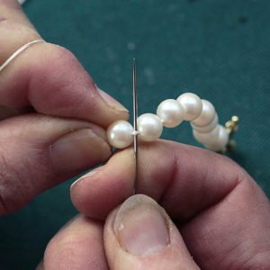 Renfilage de colliers de perles par Geneviève Cailleteau, La perle rare