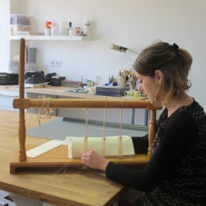 Cindy Landry, Restauratrice du patrimoine, spécialisée Arts graphiques et livres