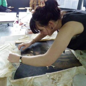 Iris Lelièvre, atelier de la Boucle, Restauratrice de tableaux et dorure