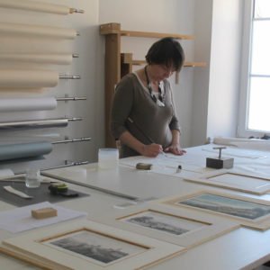 Agnès Vallet, conservatrice-restauratrice arts graphiques